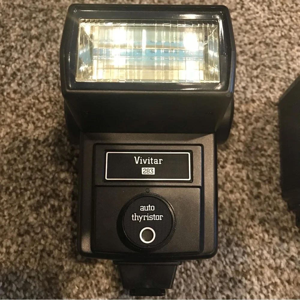 UNTESTED- Lot of 2 - Vivitar Auto Camera Flash 252 w/case and 283 Camera Flash